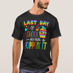 Camiseta Feliz Dia Passado Da Escola E Ainda Prende-A