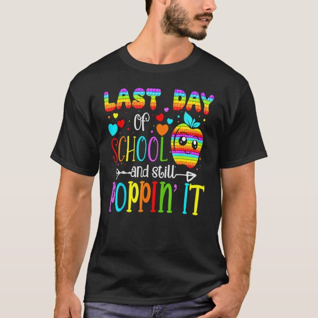 Camiseta Feliz Dia Passado Da Escola E Ainda Prende-A (Frente)