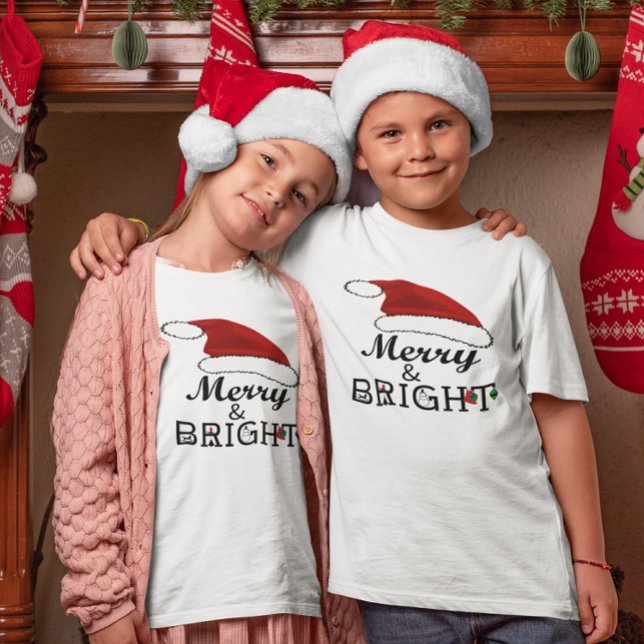 Camiseta Feliz e Brilho com as Crianças de Natal do Papai N (Merry & Bright with Santa Hat Christmas Kids T-Shirt)