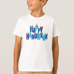 Camiseta Feliz Feriado das Velas de Hanukkah<br><div class="desc">Faça Chanukah especial e transmita o espírito da estação com esta t-shirt decorativa. A saudação "Feliz Chanucá" é expressa em cores tonais azuis. As letras servem como uma menorah com pequenas chamas queimando sobre nove "letras de vela". Disponível com produtos correspondentes.</div>