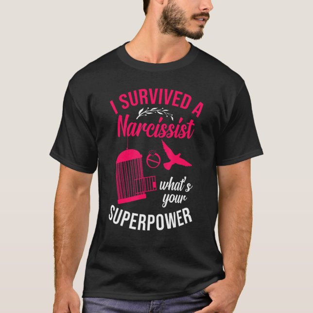 Camiseta Feliz Festa de Divórcio Eu Sobrevivi A Um Narcisis (Frente)