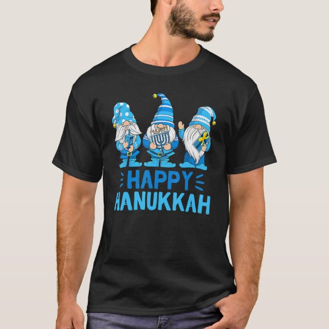 Camiseta Feliz Hanukkah 2022 Gnome Menorah Dreidel Costume (Frente)