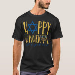 Camiseta Feliz Hanukkah 2022 Vamos Lit Menorah C Judeu<br><div class="desc">Feliz Hanukkah 2022, Vamos, Leve-o ao Vestuário Judeu Menorah</div>