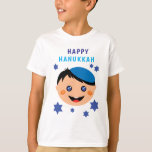 Camiseta Feliz Hanukkah, com o garoto vestindo o yarmulke<br><div class="desc">Feliz Hanukkah com um garoto judeu vestindo Yarmulke azul. Estrelas Azuis de David em um fundo. Excelente como presente para as crianças vestirem durante Chanucá. Desejo-te um Hanukkah feliz!</div>