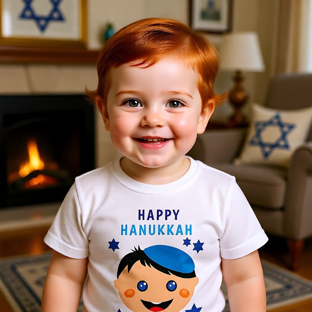 Camiseta Feliz Hanukkah, com o garoto vestindo o yarmulke (Happy Hanukkah, with boy wearing yarmulke T-Shirt)