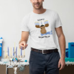 Camiseta Feliz Hanukkah Funny Moose Menorah<br><div class="desc">Adicione um pouco de reluz ao seu festival este ano com esta camisa de feriado que retrata um alce com menorah e cachecol!</div>