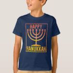 Camiseta Feliz Hanukkah Holiday Kids<br><div class="desc">Feliz Camiseta de Hanukkah de curta Capa Toddler,  Presente de Férias,  Chanukah Tee,  Camisa Judaica,  Camisa Hannukah para Crianças,  Camisa Festiva Deixe seu filho vestir essa camisa enquanto acende a menorah,  come latas,  toca sonho ou todos os oito dias de Hanukkah. Excelente como presentes para as próximas férias.</div>