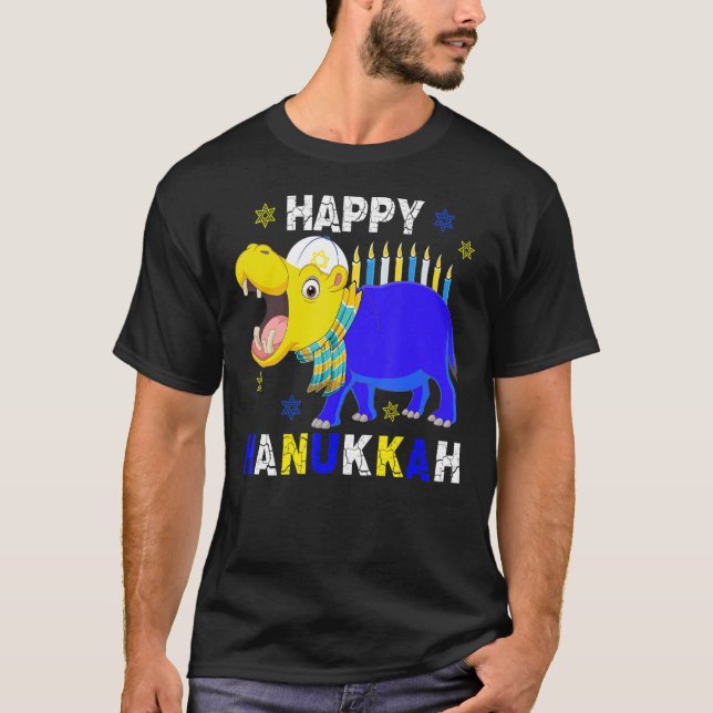 Camiseta Feliz Hanukkah Menorah Hippo Vestindo o Chapéu Jud (Frente)