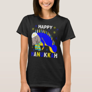 Camiseta Feliz Hanukkah Menorah Manatee Vestindo o Chapéu J