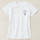 Camiseta Feliz Hanukkah Simple Blue Menorah<br><div class="desc">Boa camiseta Hanukkah,  com uma simples menorah azul e design de tipografia de script. Com a inscrição personalizável branca,  você pode adicionar seu próprio texto. Uma adição festiva à sua coleção de moda de férias.</div>