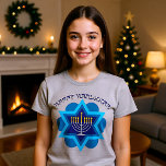 Camiseta Feliz Hanukkah T-Shirt<br><div class="desc">Feliz Hanukkah em tons de azul com menorah branca e a estrela de David em um fundo. Excelente como presente. Desejo-te um Hanukkah feliz!</div>