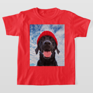 Camiseta Feliz Labrador em um Red Beanie Sob um Céu Azul