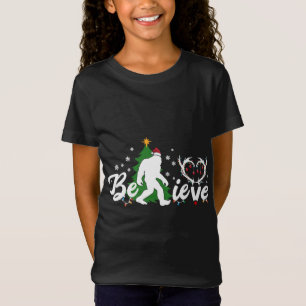 Camiseta Feliz Natal Acreditem Pé Grande com Papais noeis