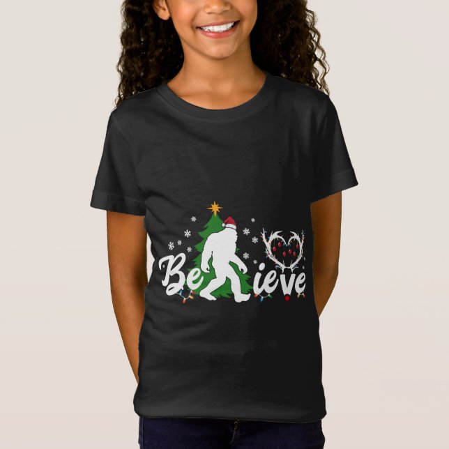 Camiseta Feliz Natal Acreditem Pé Grande com Papais noeis (Frente)