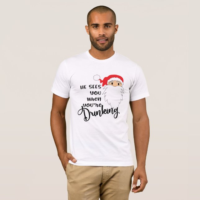 Camiseta Feliz Natal Ele vê você quando você é Bebendo (Frente Completa)