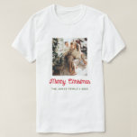 Camiseta Feliz Natal - Foto da Família<br><div class="desc">Vista orgulhosamente esta "Merry Christmas Family Photo T-Shirt" em festas de Natal ou para relaxar em casa. Personalize facilmente com sua foto de família e seu nome de família. Compre uma t-shirt para cada membro da família, para que todos combinem! *** Para obter mais personalizações, clique no link "personalizar mais"...</div>