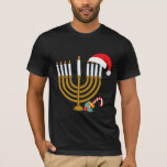 Camiseta  Feliz Natal Hanukkah Papai Noel Menorah Judeu<br><div class="desc">Uma ideia engraçada de presente para celebrar o Natal. O melhor presente de Natal para amigos e familiares. Celebre o banquete com seus entes queridos e faça todos rir. Feliz Natal Hanukkah Papai Noel Menorah Judeu</div>