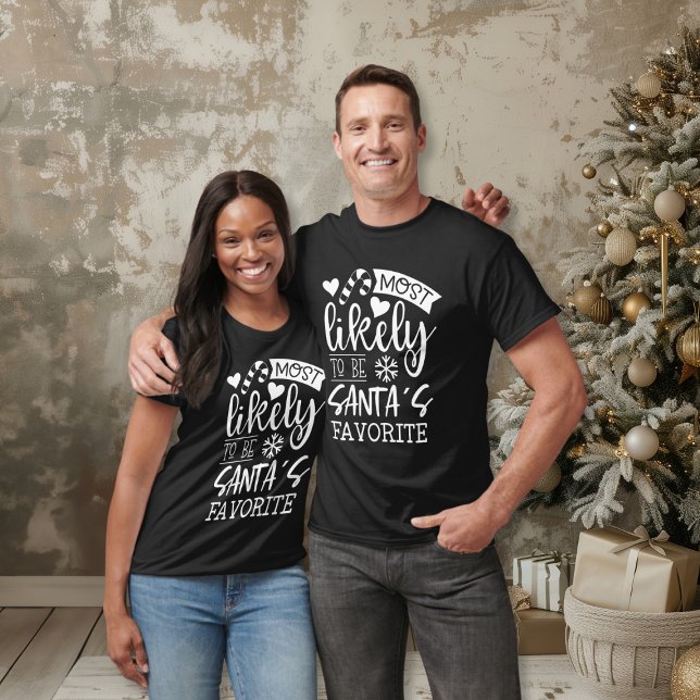 Camiseta Feliz Natal Mais Provável De Ser O Pantas Favorito (Funny Christmas Most Likely To Be Santa's Favorite T-Shirt)