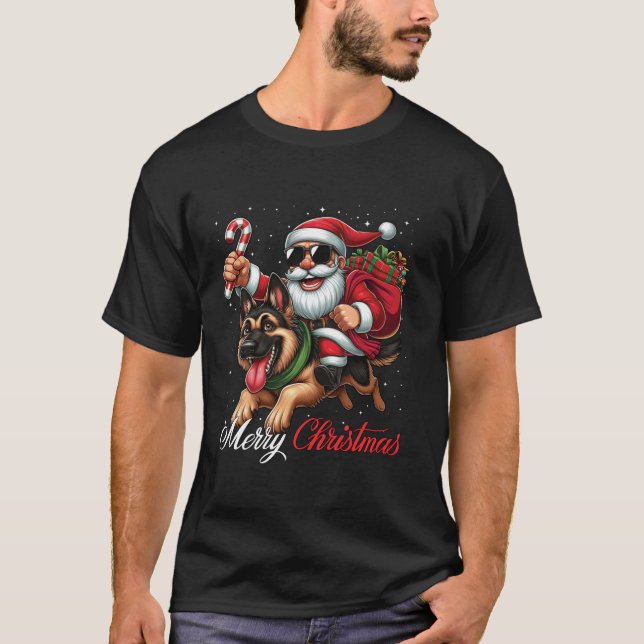 Camiseta Feliz Natal Papai Noel Andando em uma Shephe Alemã (Frente)