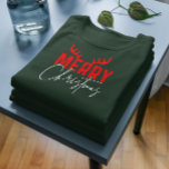 Camiseta Feliz Natal Tipografia Antlers<br><div class="desc">Design de tipografia retrô, bonita e festiva, com gnomo bonitinho, com um Natal feliz com chifres de Feliz. Vermelho e Branco/</div>
