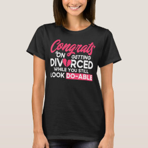 Camiseta Feliz Partido Divorcioso Divorciando Ainda Parece