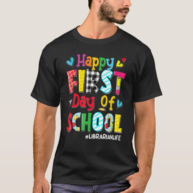 Camiseta Feliz Primeiro Dia Da Vida Da Bibliotecária Escola (Frente)