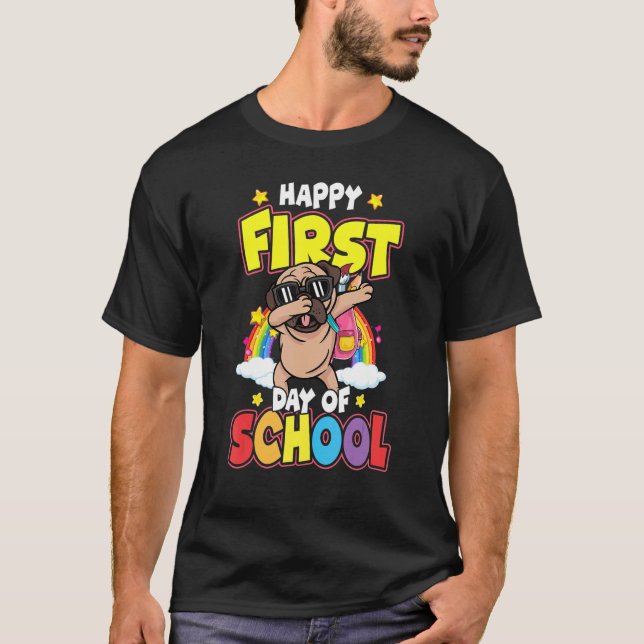 Camiseta Feliz Primeiro Dia De Aula Pug Dabbing De Volta à  (Frente)