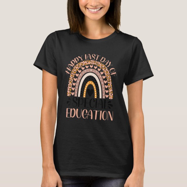 Camiseta Feliz Último Dia De Professor De Escola De Educaçã (Frente)