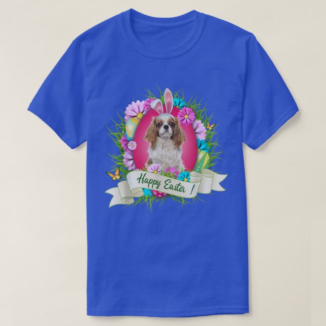 Camiseta Felz pascoa Cavalier King Charles Spaniel Vestindo (Frente do Design)