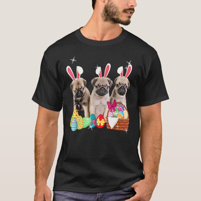 Camiseta Felz pascoa Três Pug Vestindo Cachorro De Ouvido C (Frente)