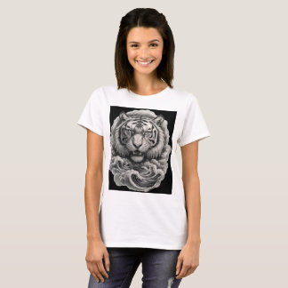 Camiseta feminina com tigre rugindo nas ondas