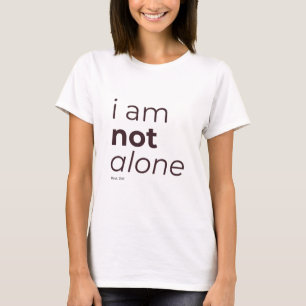 Camiseta Feminina Cristã 'Eu Não Estou Sozinha'