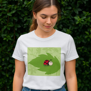 Camiseta Feminina de Joaninha em uma Folha