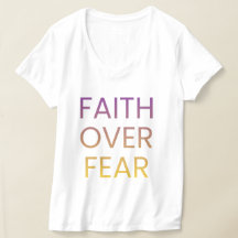 Camiseta Feminina Fé Sobre o Medo – Inspiração Cri