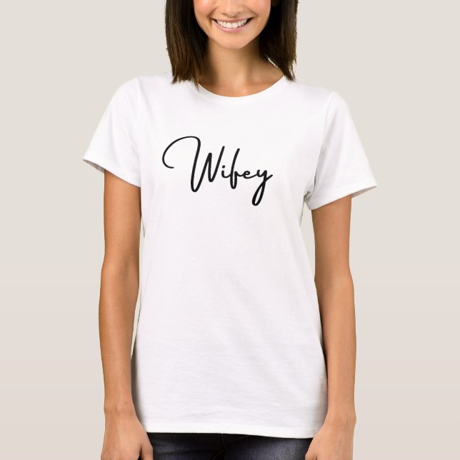 Camiseta Feminina Preta com Letra Moderna Wifey Br (Frente)