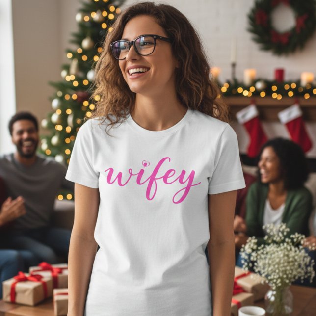 Camiseta Feminina Wifey Colorful Script Heart Pres (Pink | Wifey Colorful Script Heart Women’s T-Shirt Gift)