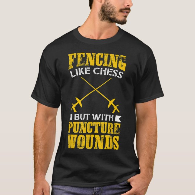 Camiseta Fencer Deu Esgrima De Teto Como Xadrez Mas Com Pun (Frente)