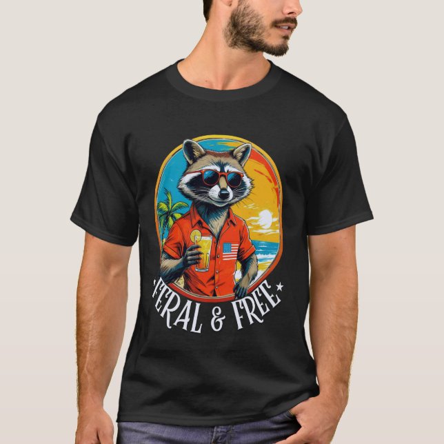 Camiseta Feral & Free Funny Patriotic Racoon Feral And Free (Frente)