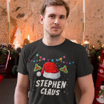 Camiseta Feriado de Natal Santa Hat com Nome Personalizado<br><div class="desc">Personalize facilmente este design de chapéu de Papai Noel divertido com o seu próprio nome personalizado. Faça um conjunto único para a reunião da família de férias de inverno!</div>