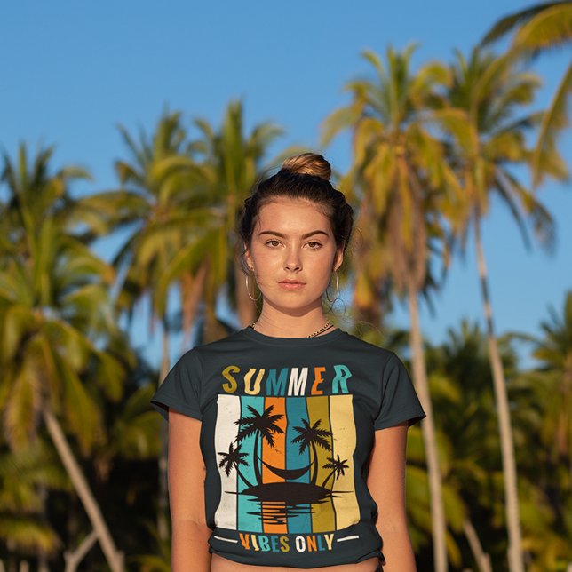 Camiseta Férias de Verão (Summer and beach is the best combo to chill and to have fun.)