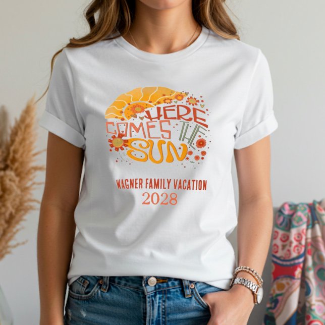 Camiseta Férias Familiares Aqui Vem a Cotação do Sol (Criador carregado)