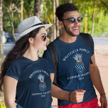 Camiseta Férias Tropicais da Família Personalizada Praia Su<br><div class="desc">Uma praia do pôr do sol e a cena do horizonte dentro de um abacaxi mostrando um oceano calmo. Perfeito para as férias de verão da família, casamentos, chás e comemorações! Correspondência de itens nesta coleção. Adicione seu nome ou nome de convidado clicando no botão "Personalizar" acima. Adicione os membros...</div>