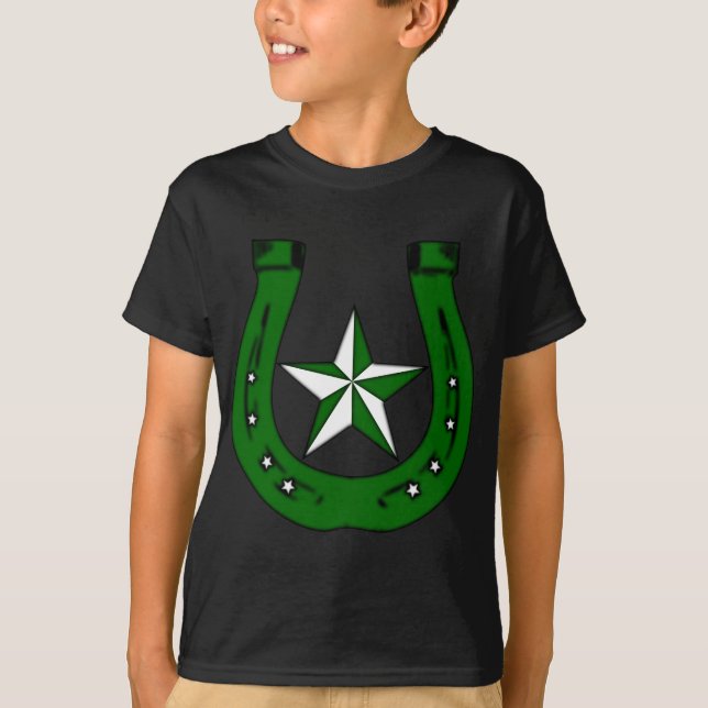 Camiseta ferradura de sorte. estrelas verdes. (Frente)