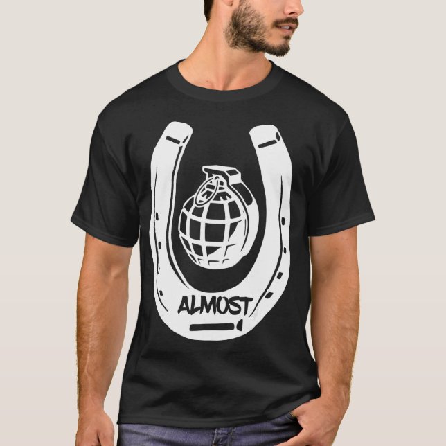 Camiseta Ferraduras e Granadas Mãos (Frente)