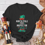 Camiseta Festa da Equipe do Elf de Natal e Correspondência<br><div class="desc">Coloque sua equipe de escritório, família ou amigos no espírito de feriado com nossas camisetas de Natal engraçadas! Perfeito para festas de escritório, reuniões familiares ou eventos festivos, estas camisas trazem uma reviravolta divertida para a época de férias. Quer seja para trabalho, roupas de família ou amigos, estas camisetas farão...</div>