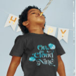 Camiseta Festa de aniversário Cloud Nine Boy<br><div class="desc">Camisa bonita para a 9ª festa de aniversário do seu filho! Ilustração aquosa do céu azul com nuvens e estrelas. O texto diz "na nuvem 9".</div>