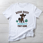 Camiseta Festa de aniversário de cowboy pai Rodeo<br><div class="desc">Pai de Rodeo First Rodeo, festa de aniversário de cavalo de vaqueiro fofo, camiseta personalizada, adorável cavalo de bebê marrom em um chapéu de vaqueiros e sela decorada na paisagem de Arizona para cowboys oeste, festa de aniversário temida de aniversário, fotografia de aniversário combinando camisa da família, protetor de fotos....</div>
