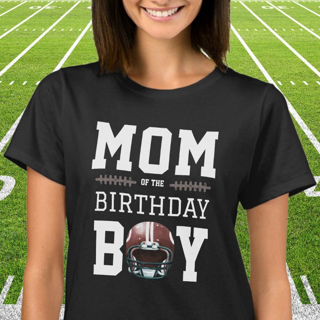 Camiseta Festa de aniversário de futebol mãe (Mom of the Birthday Boy - First year down Football inspired birthday party)
