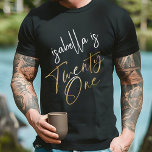 Camiseta Festa de aniversário surpreendente de ruas preto e<br><div class="desc">Torne a aniversário de 21 anos do seu ente querido inesquecível com a nossa camiseta masculina fácil e personalizável de Designs Eugene. Apresentando uma folha de ouro 'Vinte e Um' em uma escrita manual contemporânea, esses convites são a combinação perfeita da elegância moderna e do estilo minimalista. O nome do...</div>