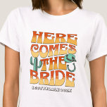 Camiseta Festa de Despedida de Solteira Caubói do Oeste Des<br><div class="desc">Entre no Aventura com essas Camisetas Personalizadas de Despedida de Solteira com Tema do Deserto! Abrace o encanto do deserto enquanto embarca em uma despedida de solteira única. Essa coleção exclusiva de camisetas personalizadas captura a essência do tema do deserto, infundindo-o com estilo e sofisticação para criar memórias duradouras da...</div>